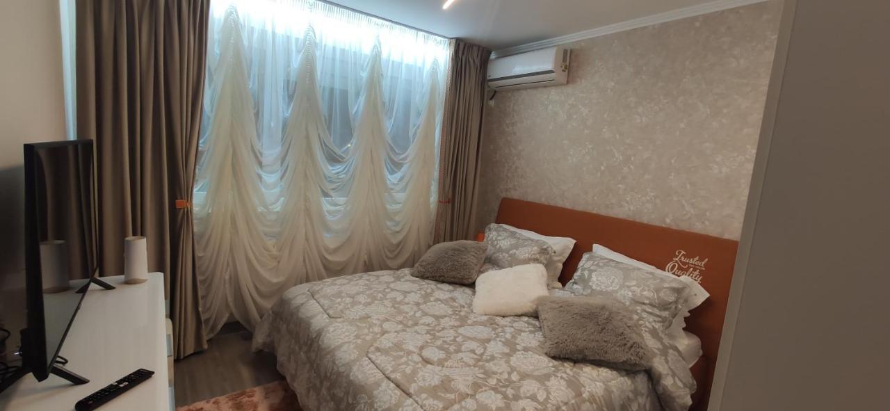 Appartamento Casa Lux Bucarest Esterno foto